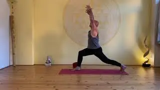 2020 yogalila 04 - 27 Minuten Yoga mit Thomas Propp, Schwerpunkt Sonnengru&szlig;