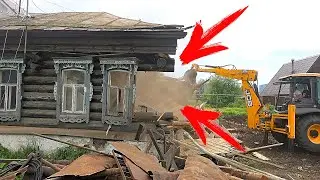 Ciągnik JCB niszczy dom. Wideo o ciągniku. Koparka przed domem. Prawdziwy ciągnik.