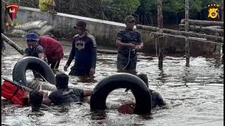 Brimob aceh bersinegri dengan masyarakat bangun jembatan darurat di aceh singkil
