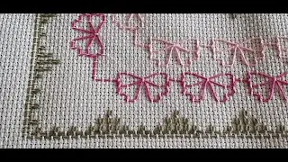 *101* Caminho de mesa bordado em vagonite e laços