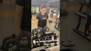Plot twist #gymmotivation #gym #lifting #shoulderworkout #shrugsworkout #womenworkoutmotivattion