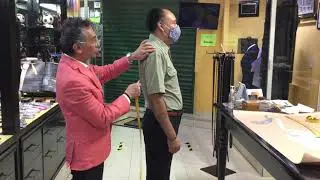 Toma de medidas para la elaboración de una camisa. Por Miguel Ángel Santana Venegas