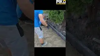 R&oacute;wnanie betonu pod kostkę oraz zagęszczanie - ustawianie obrzeży cz. ​​​9 #Paving #brukarz #shorts