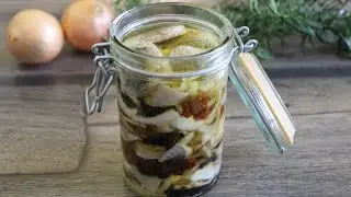 Śledzie w oleju z suszonymi pomidorami i śliwką. Po prostu petarda !