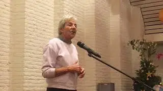 Henry zingt op de Bonte Avond in Mennorode