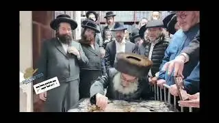 המקובל רבי גמליאל רבינוביץ במנהג סיבוב הסביבון לאחר מעמד ההדלקת נרות חנוכה 