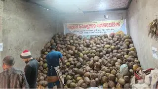 নারিকেল ছোলানো হচ্ছে ডেলিভারি যাবে ঢাকায়