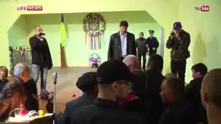 Кандидата в депутаты попытались засунуть в мусорный бак. Украина