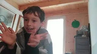 Leo apre una bustina degli Skifidol Forzutos