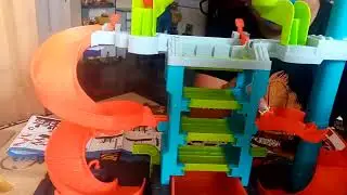 New 2022 Pista de Hot Wheels City Mega Tower Car Wash, Multi Car color