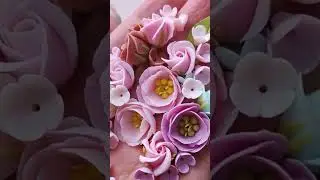 Нежные бусины. Миниатюрные розочки. Лепестки тончайшие, слегка светятся. На каждом легкая текстура.