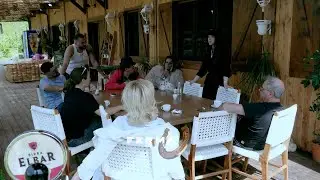 Ne të rinjtë të merremi me pastrimin/ Alba ndan punët në rolin e kryefermeres | Ferma Vip