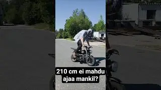 Mahtuuko 210 cm ja 120 kg ajaa t&auml;l mopol? 🤔 #mopo #pituus #shorts
