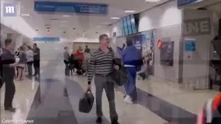 Louis Tomlinson and Eleanor at the airport.... 😅😅