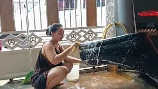 Отремонтируйте надувной диван с помощью двухстороннего скотча.