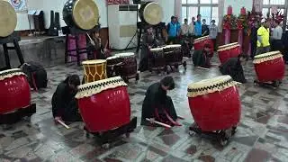 三芝國中表演鼓曲【海】 時間6分40秒為 日本鬼太鼓座 國際演奏團員 晏均教練為三芝國中所譜的一首鼓曲本曲以多層次的鼓聲描繪大海的壯闊與變幻，鼓聲層層推進時而寧靜沉穩，時而洶湧激烈。