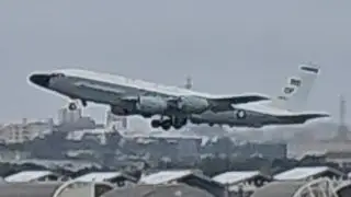 [嘉手納基地] 嘉手納基地を離陸するアメリカ空軍のRC-135 リベットジョイント