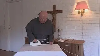 I en katolsk sakristia: kyrktvätt