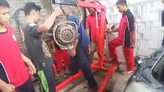 Turunkan Mesin Avanza Dengan Engine Crane