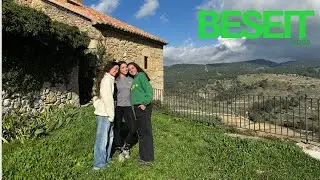 Tres chicas de ciudad en el PUEBLO de vacas