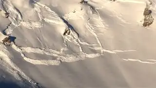 &Uuml;berw&auml;ltigende Lawinensprengung in Schweizer Alpen