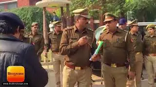 मेरठ एसएसपी मंजिल सैनी ने लगाई एसओ की क्लास, कहा चूड़ियां पहन लो