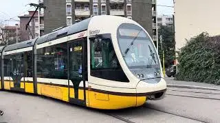Tram di Milano sull'anello di via Noto bloccati da una macchina escono in retromarcia
