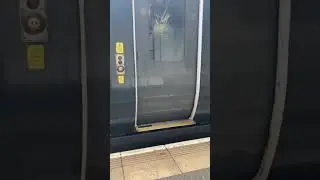 Doors opening on GWR class 800