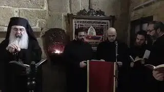 المديح الذي لا يجلس فيه