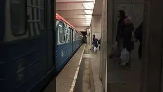 81.717-714 прибывает на станцию домодедовская