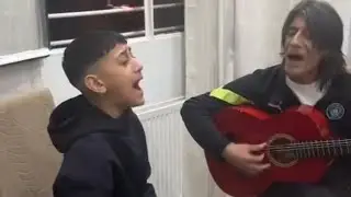Amador de los Chorbos y Morenito de Ca&ntilde;oroto cantando el tema de Los Chorbos 