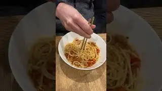 How to use chopsticks to pickup spaghetti #tips #tricks #food