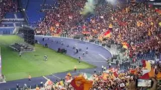 Mai Sola Mai cantata dallo stadio pieno per Roma Feyenoord