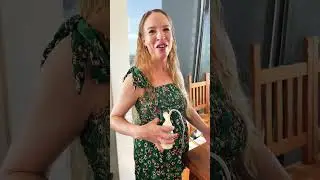 Использую молокоотсос Medela вместе с моим потрясающим платьем для кормления Queen Bee Maternity Floressa со сборками