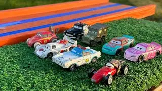 Looking Lightning McQueen toys | Disney Car | Mama Bernoulli | Police Finn | Royce Revsley | Sheriff