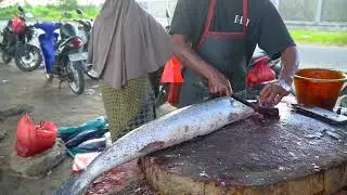Unbelievable! Street Cutting a Huge Barracuda Fish 😱😱
