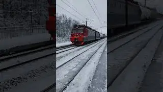ВЛ11.8 - 718 с приветливой бригадой проследует о.п. Вяткино. #мжд #вл11 #железнаядорога #railway #yt
