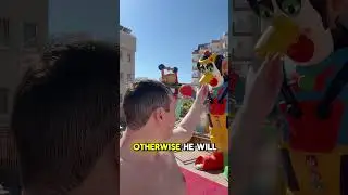 This clown statue can move.. *SCARY*