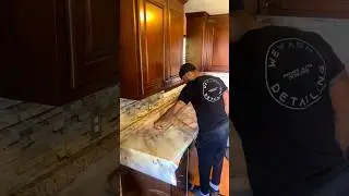 Кухонная столешница, отделанная мрамором Metro Calacatta Gold
