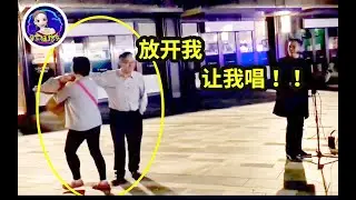 英国街头响起《海阔天空》，中国大叔当场唱了起来！大妈都拉不走 | 音乐猛抬头