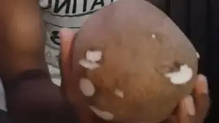 Como pelar un coco con machete.