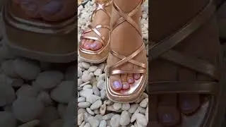 #Sandalias doradas muy c&oacute;modas, #u&ntilde;as perfectas #pies #zapatos #sandals #sandalias #fyp