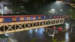 D12E-646 kéo tàu SP3 qua đường tàu trên cao phố Phùng Hưng (30/4/2025)