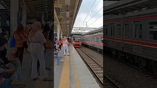 Sapaan ramah Crew KA dengan suling dan kedipan manja KRL INKA CLI-225.1012