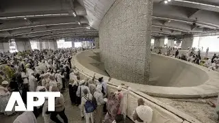 Muslim Pilgrims Perform 'Stoning of the Devil' Ritual at Hajj in Mina | APT