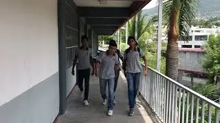 Cuando llegas tarde a clases con tus amigos