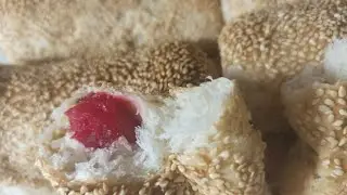 #فطائر بالجبنه والسمسم والحلقوم العجينه السحريه