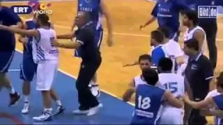 Pr&uuml;gelei bei Basketballspiel (Greichenland-Serbien).flv