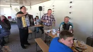 10. Kezdődik a mulat&aacute;s. Harmonika: Perlaky Gyuri hangszer&eacute;sz, Szab&oacute; &Aacute;rpi. &Eacute;letm&oacute;d Egyes&uuml;let 25 &eacute;ves