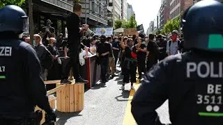 Tausende demonstrieren ohne Abstand in Berlin gegen Corona-Ma&szlig;nahmen